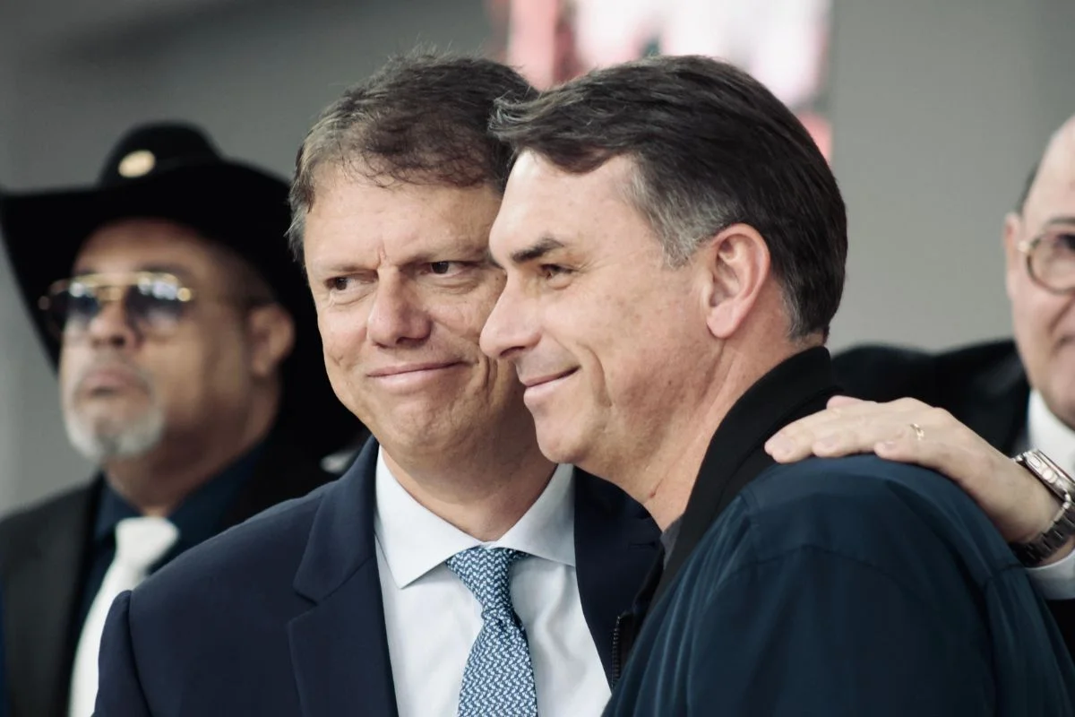 Tarcísio diz "estar pronto" para ajudar Flávio com nomes no governo federal
