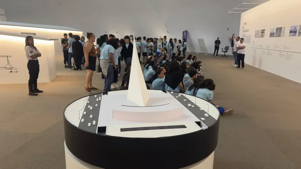 Mostra Utopias em construção faz alunos viajarem pela história de Brasília