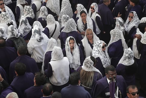 Así fue la primera salida del Señor de los Milagros: el Centro Histórico de Lima se llenó de fe y devoción | FOTOS