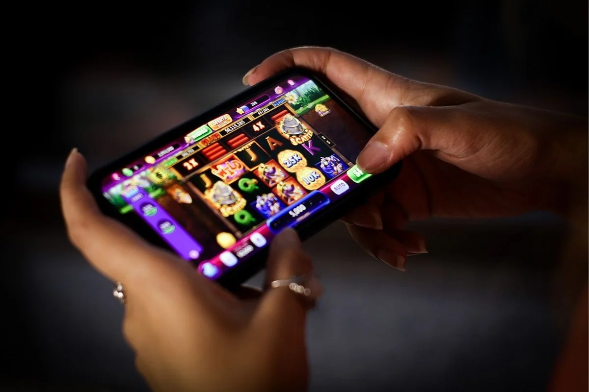 Imagem colorida mostra plataforma de aposta em bets, como o Jogo do Tigrinho. TJSP mantém condenação de servidora que desviou verba para apostar no Tigrinho