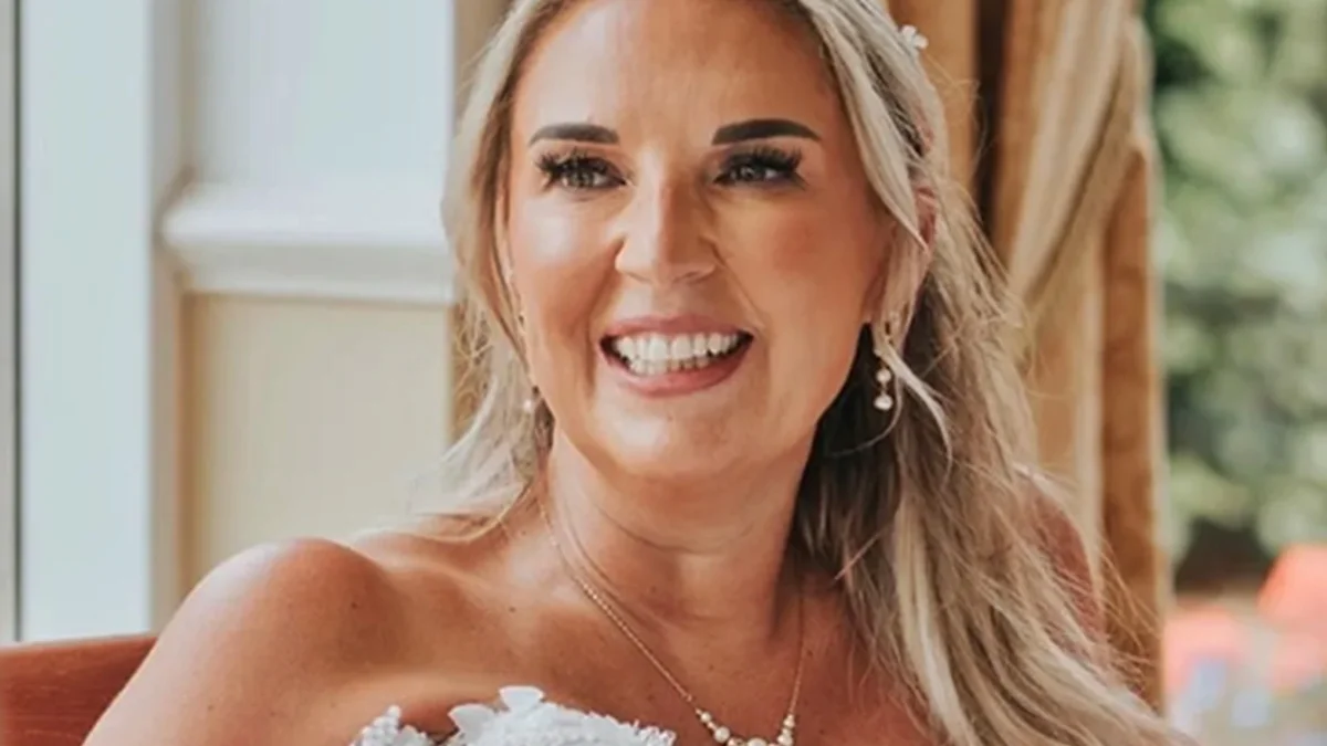 Mulher realiza "casamento" consigo mesma após descobrir câncer em estágio 4