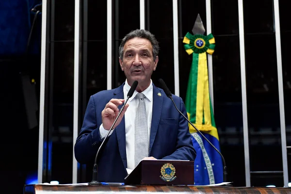 TRE-AP manda excluir vídeos contra senador por "indícios de manipulação"