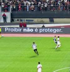 Placas de propaganda no MorumBis criticam proibição das bets, determinada por Medida Provisória assinada pelo presidente Lula (PT) em 25 de setembro Foto: Reprodução / Sportv/Premiere