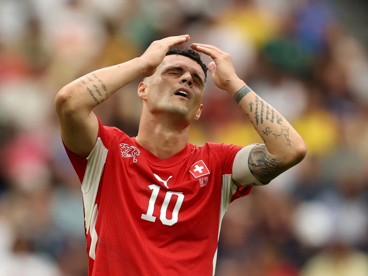Xhaka é multado na Suíça por usar certificado falso de vacinação