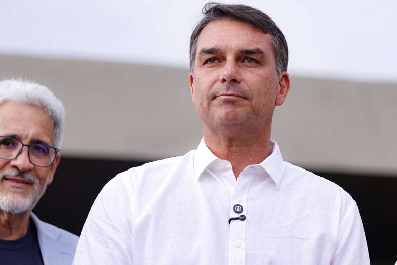 TSE vota por unanimidade para barrar propaganda que liga Flávio Bolsonaro ao crime organizado