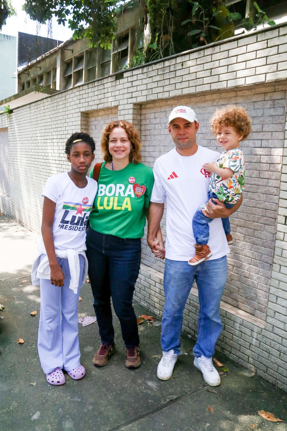 Voto em família: famosos vão às urnas com pais, filhos e parceiros