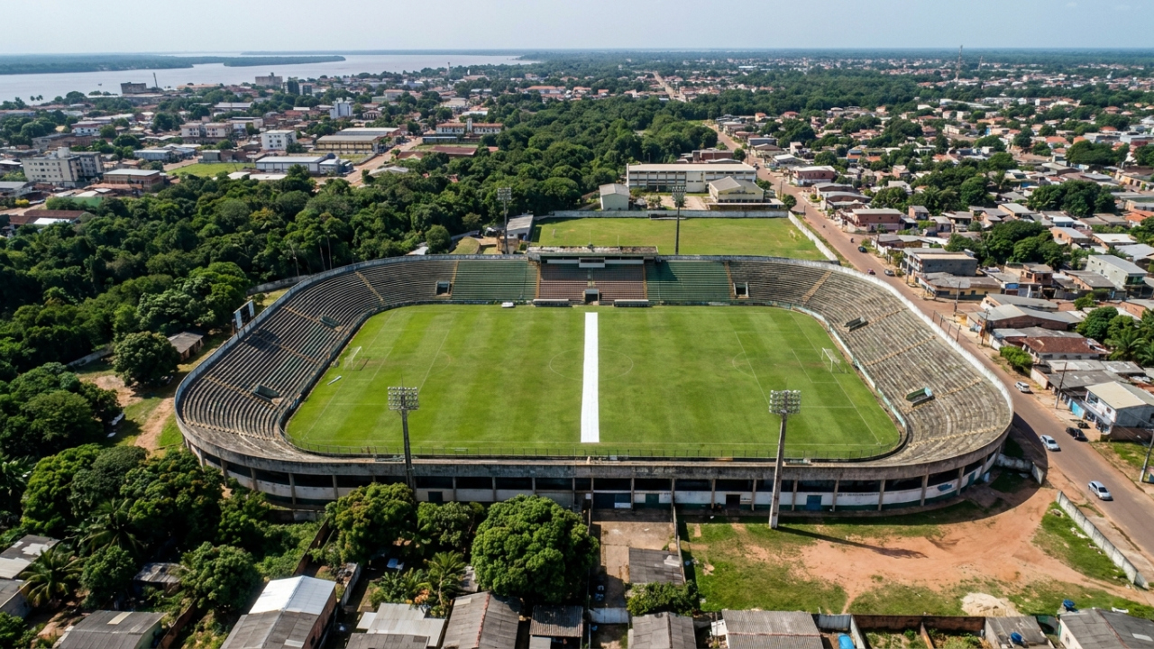 Uma capital brasileira é cortada pela Linha do Equador, e existe um estádio onde a linha do meio-campo separa literalmente os hemisférios Norte e Sul