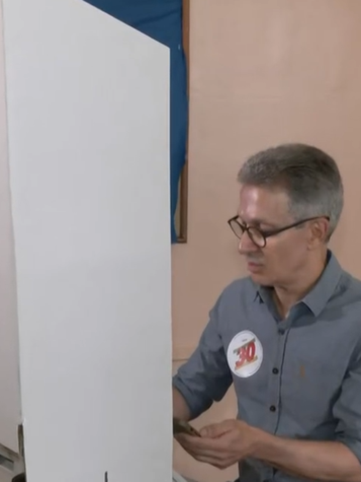 Zema usa celular na cabine de votação, apesar de regras do TSE