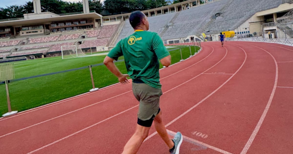 Jornalismo e endorfina! Luiz Fara Monteiro aproveita o calor para correr no Pacaembu