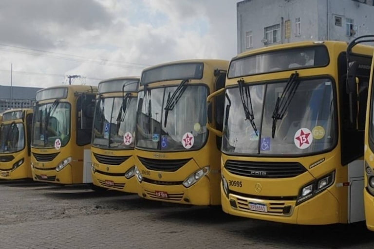 Prefeito de Salvador nega erros e acusa sindicalistas de terem colado adesivos do PT em ônibus