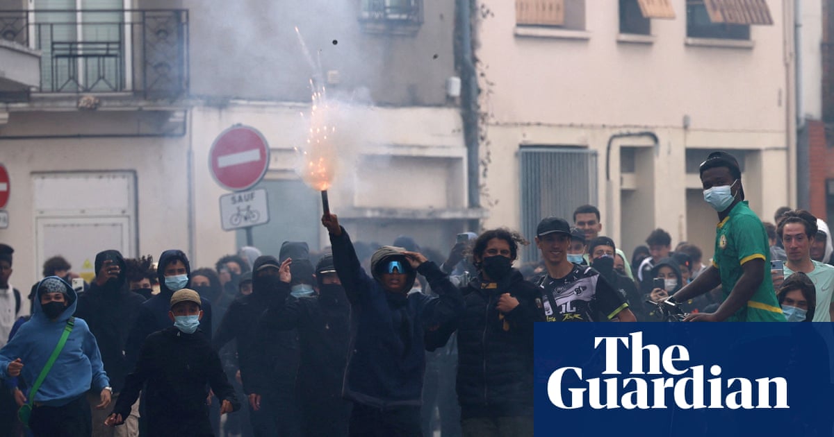 Mais de 400 escolas na França serão fechadas na segunda-feira, com mais protestos planejados
