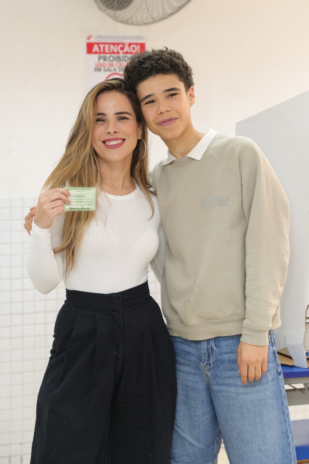 Voto em família: famosos vão às urnas com pais, filhos e parceiros