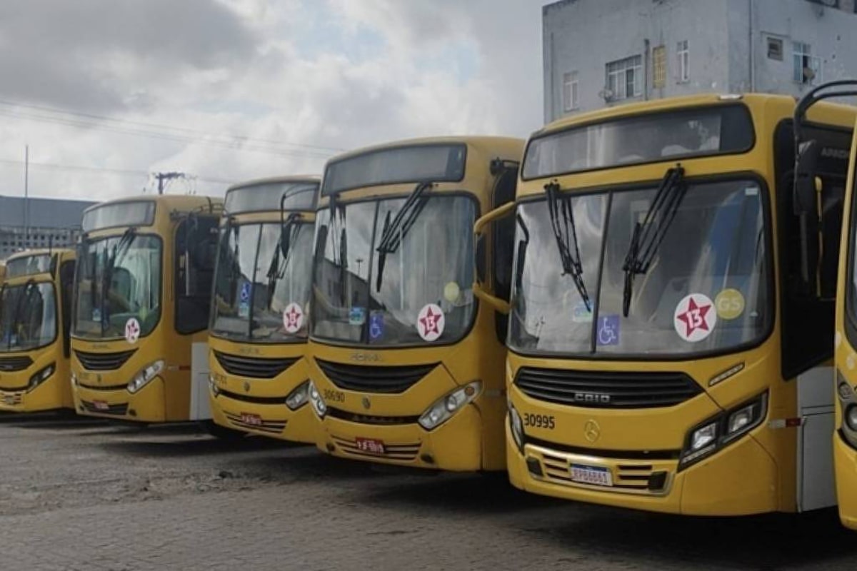 Prefeito de Salvador nega erros e acusa sindicalistas de terem colado adesivos do PT em ônibus