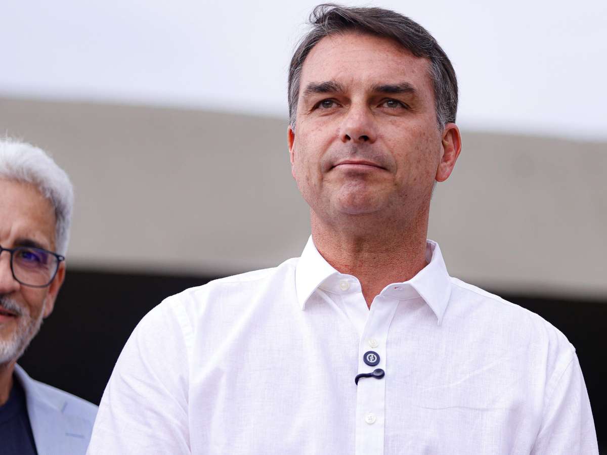 TSE vota por unanimidade para barrar propaganda que liga Flávio Bolsonaro ao crime organizado
