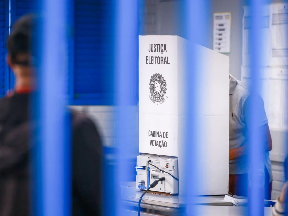 Prorrogação de votação deixa eleitor e mesários "perdidos" em seções no DF