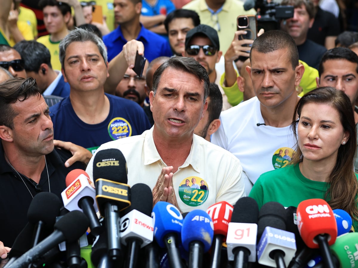 A corrida presidencial do Brasil vai para a segunda rodada com Flávio Bolsonaro à frente de Lula, o atual presidente.