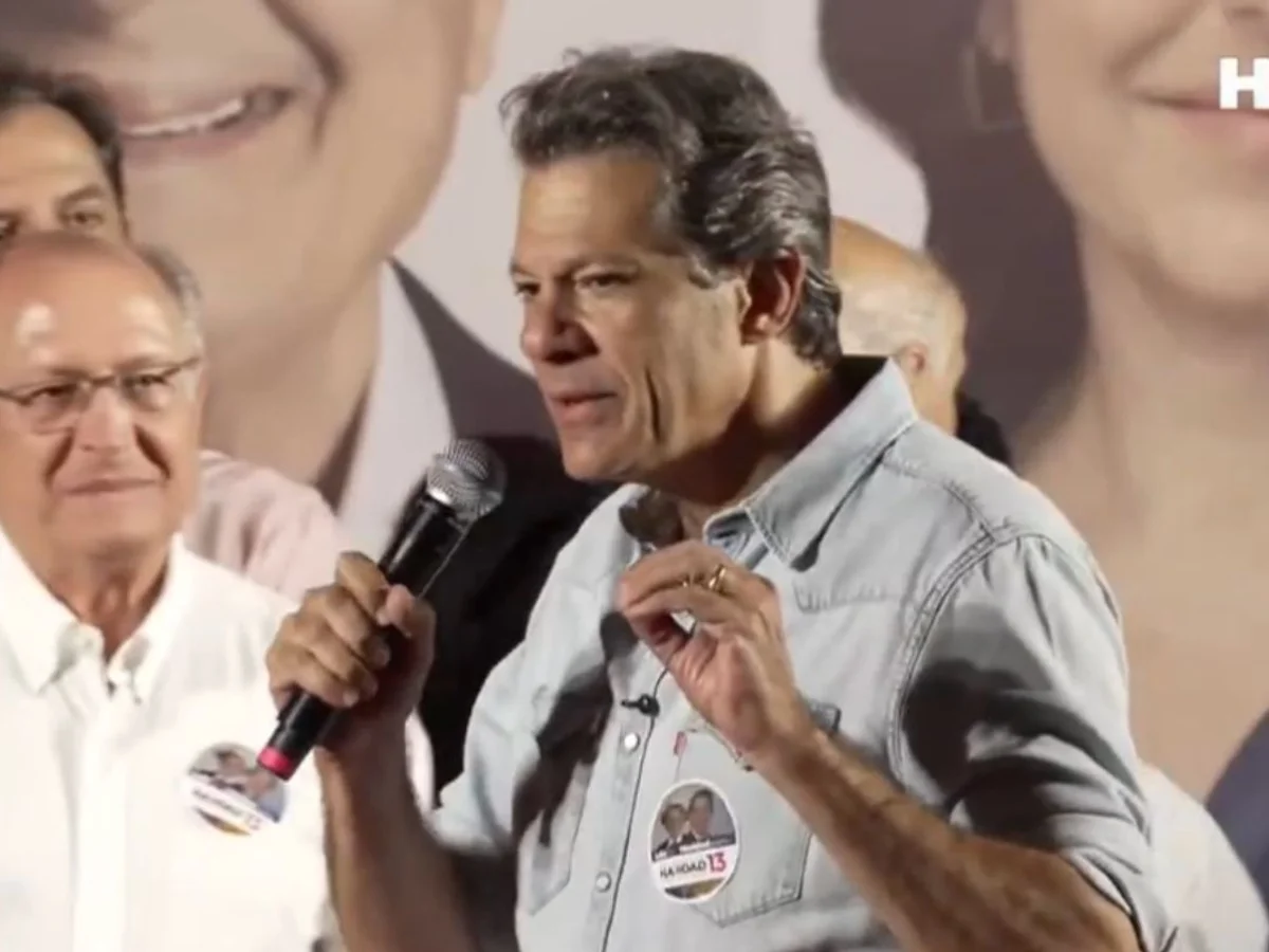 Haddad ataca Flávio Bolsonaro em discurso nacionalizado durante comício