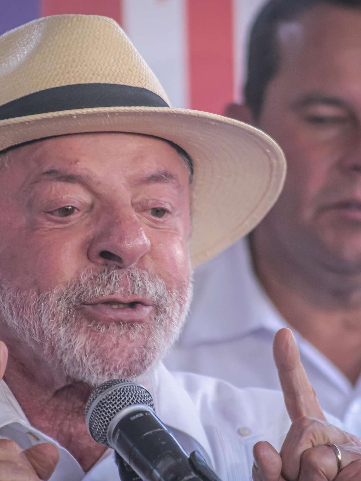 Debate em um canal e candidato em outro: tática de Lula foi usada por Bolsonaro em 2018