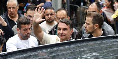 Fl&aacute;vio Bolsonaro acenou para eleitores no Rio de Janeiro ap&oacute;s votar Foto: ANSA / Ansa - Brasil