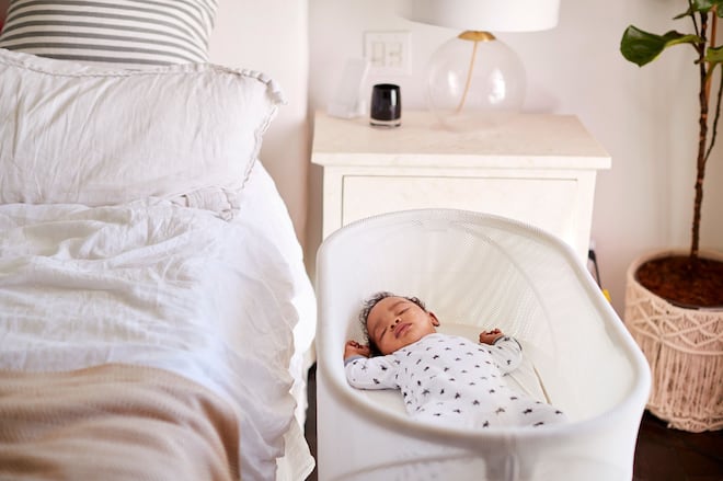 Mudar a maneira como você coloca seu bebê para dormir pode salvar a vida dele, de acordo com novos dados do CDC