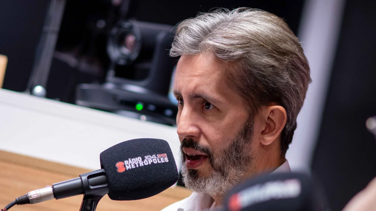 Sabatina no Metrópoles e panfletagem: veja agenda de Leandro Grass nesta 6ª
