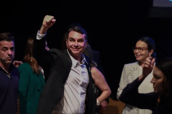 Bancada do agro declara apoio a Flávio Bolsonaro ainda no 1º turno