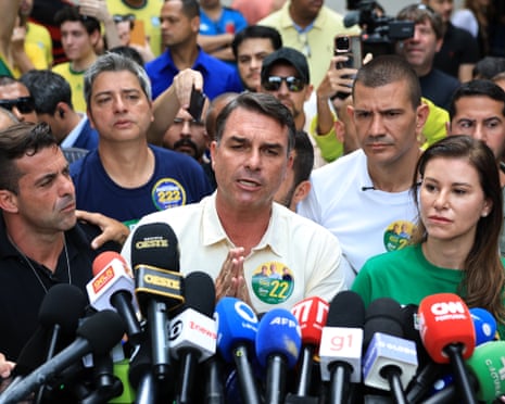 Imagem da matéria: A corrida presidencial do Brasil vai para a segunda rodada com Flávio Bolsonaro à frente de Lula, o atual presidente.