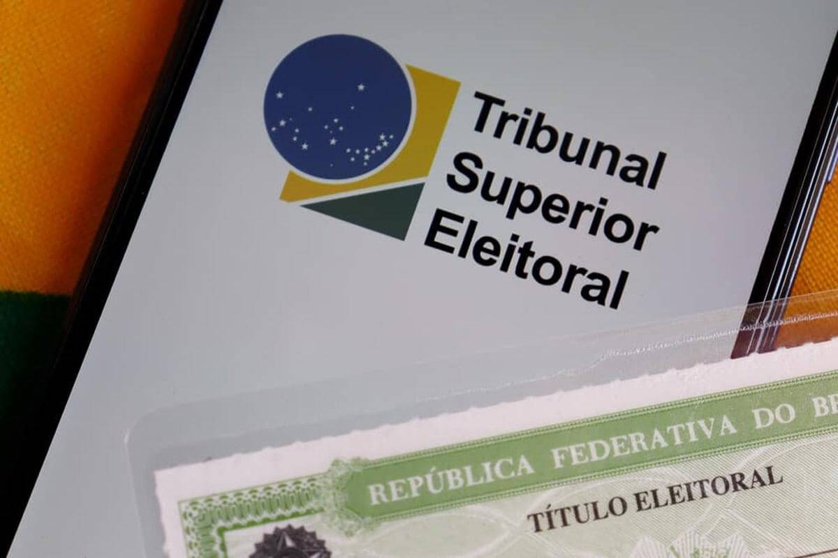 logo do TSE com um título de eleitor a frente