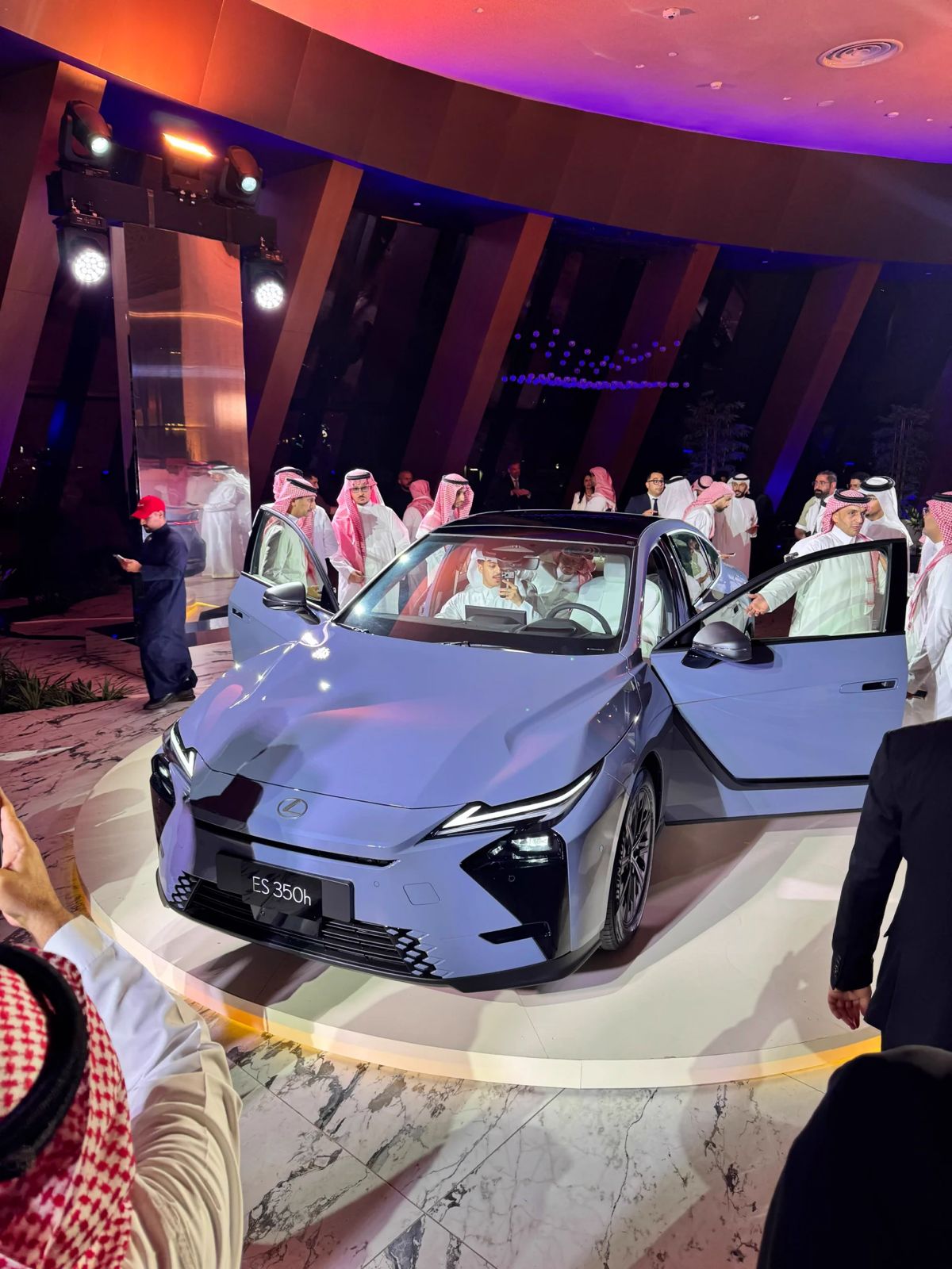 Abdul Latif Jameel Motors e o Lexus apresentam o novo ES na Arábia Saudita