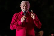Sem Lula, Flávio confirma ida a último debate do 1º turno de olho em votos