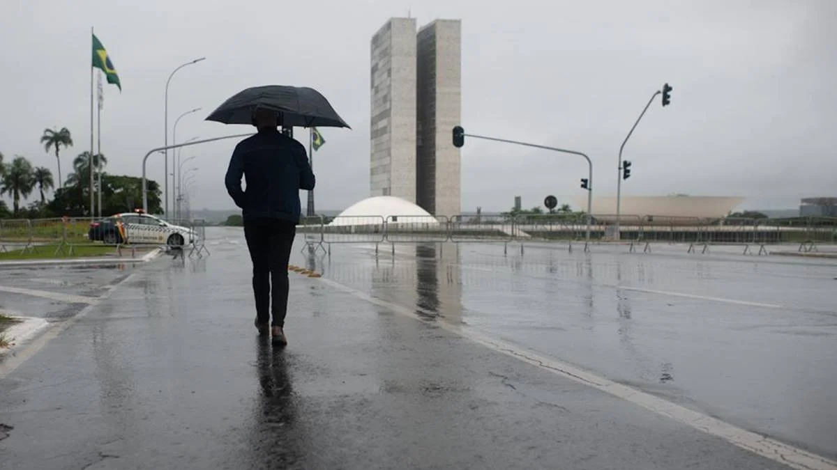 DF começa semana sob alerta para chuvas intensas; veja previsão