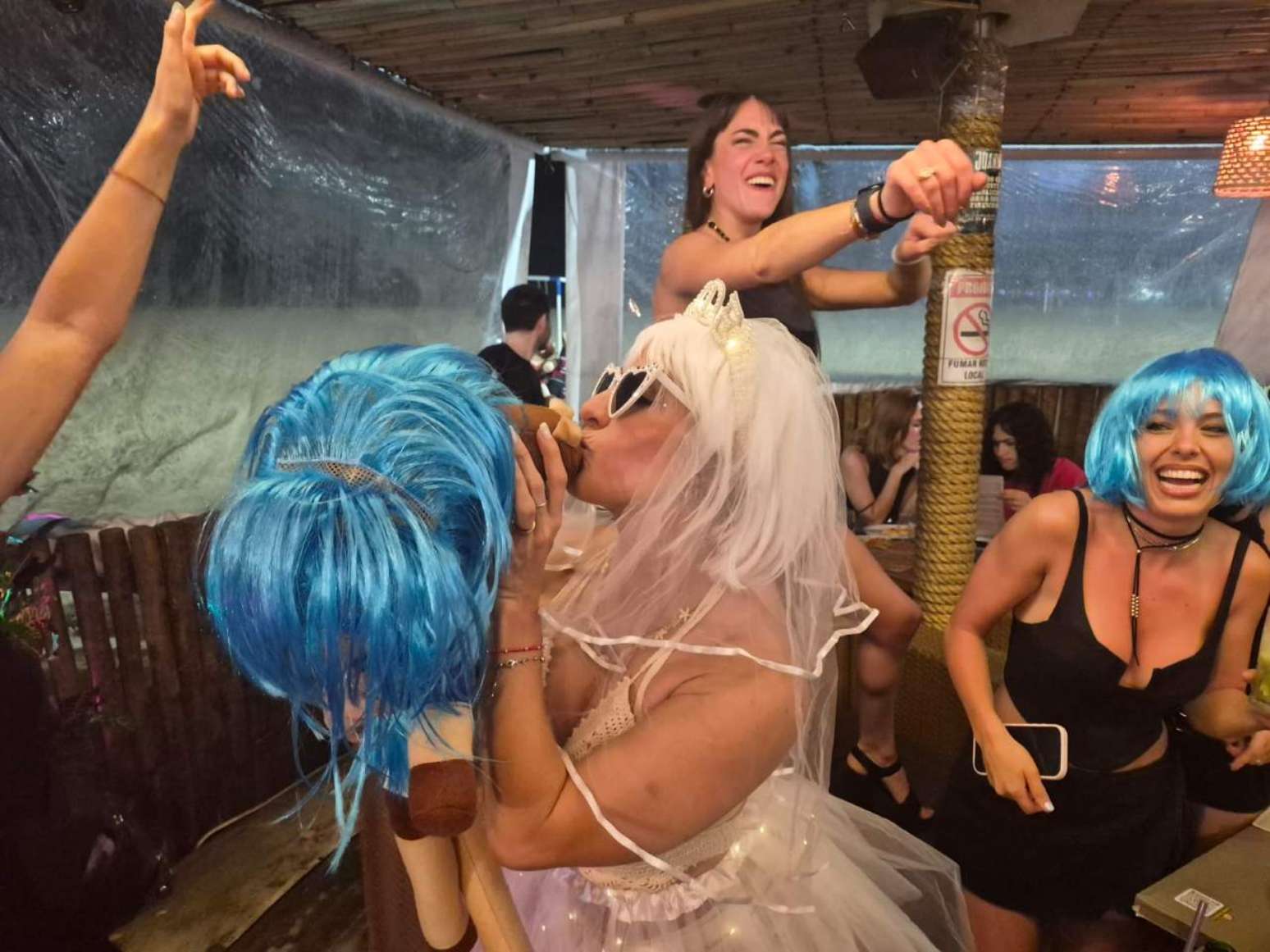 Argentinas aproveitam a aglomeração para o jogo e fazem a despedida de solteira de Macarena (beijando o boneco cavalinho).
