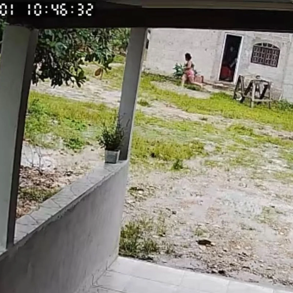 Homem suspeito de matar esposa e enteada grávida morre em cela no interior
