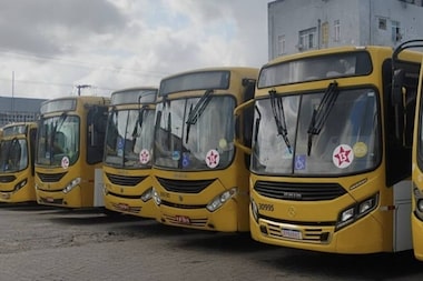 Prefeito de Salvador nega erros e acusa sindicalistas de terem colado adesivos do PT em ônibus