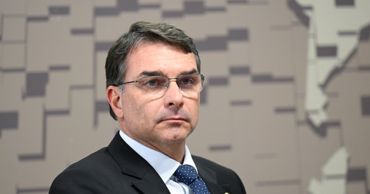Flávio Bolsonaro pede ao STF que afaste de Dino de casos relacionados a ele, a Lula e às eleições