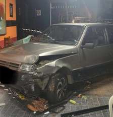 Motorista perdeu controle da direção e invadiu lanchonete, atingindo cliente Foto: Reprodução/Facebook/Folha de Louveira