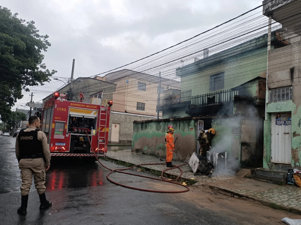 Incêndio destrói casa e mata uma pessoa carbonizada em BH