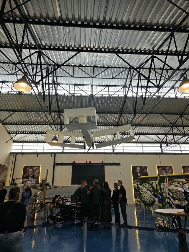 Corpo de Lito Sousa é velado em São Paulo; familiares e fãs se despedem
