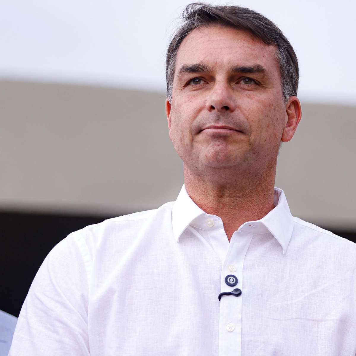 TSE vota por unanimidade para barrar propaganda que liga Flávio Bolsonaro ao crime organizado