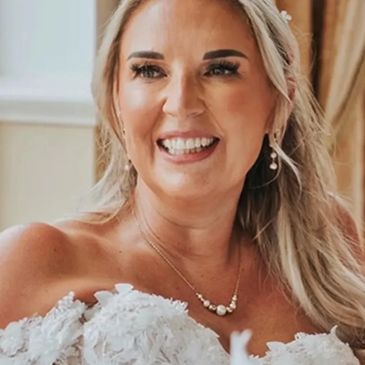 Mulher realiza "casamento" consigo mesma após descobrir câncer em estágio 4