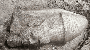 Fragmentos de estátuas do faraó Ramsés II são encontrados “sem querer” no Egito