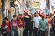 Haddad em caminhada na comunidade de Heliópolis, em São Paulo