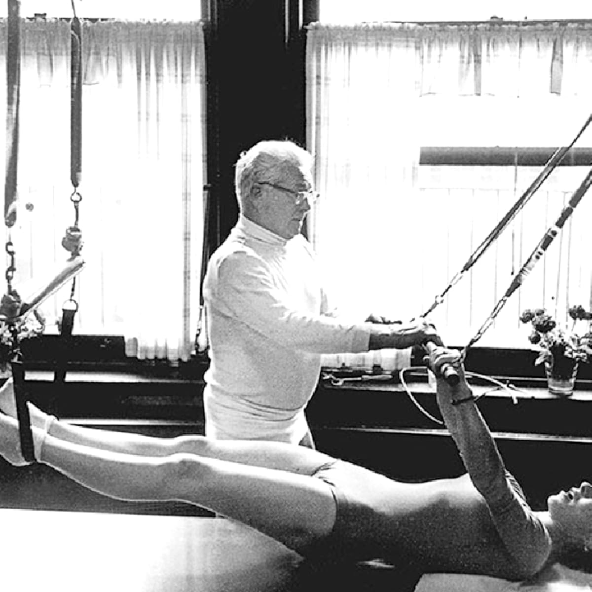 Joseph Pilates se refirió, al crear la disciplina, a la importancia de cuidar la alimentación y el ejercicio