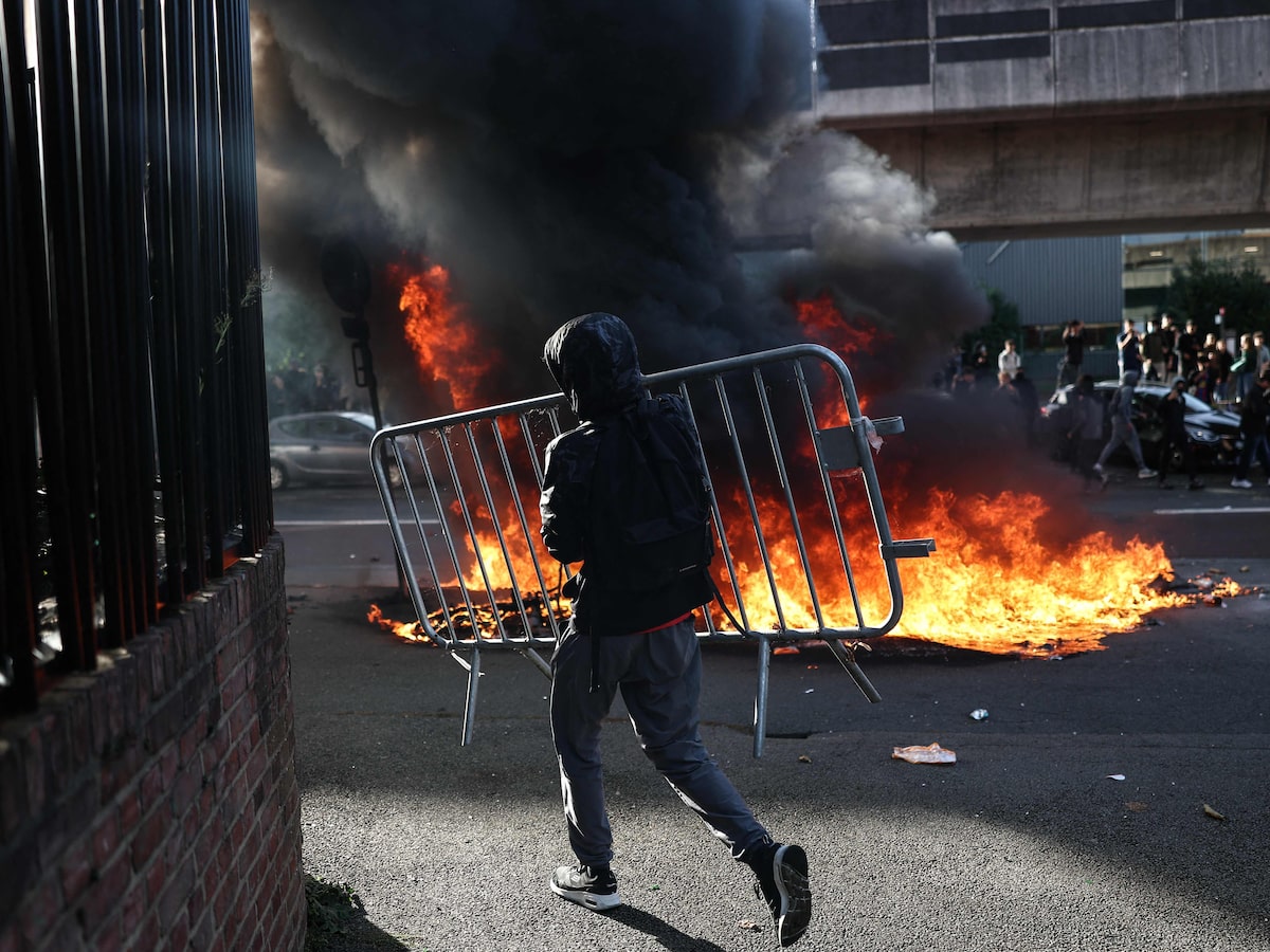 Protestos estudantis deixam escolas incendiadas na França; premiê convoca reunião de crise