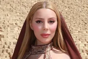 Imagem da matéria: Malévola reaparece aos prantos após prisão no Egito: "Muito humilhada"