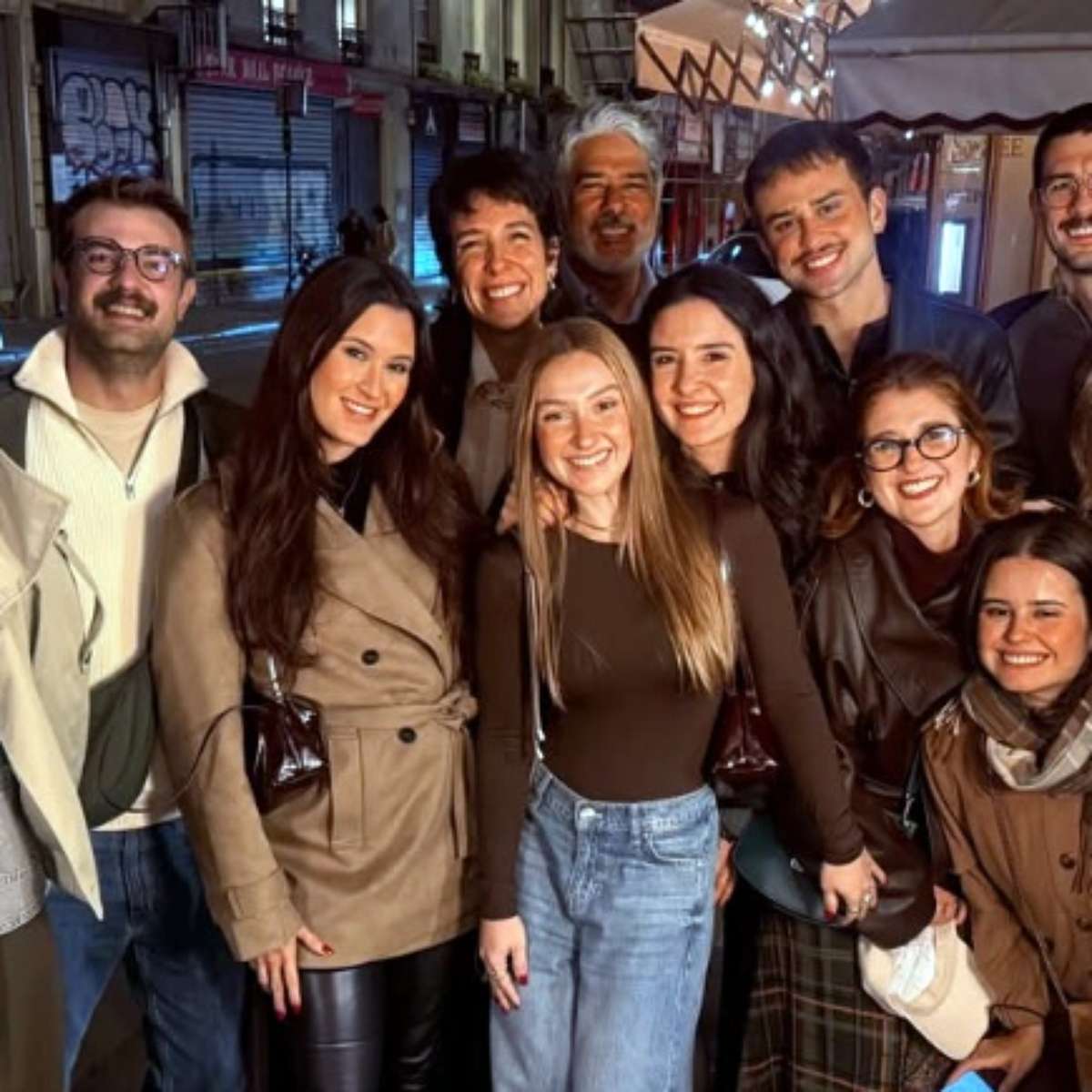 Bonner reúne filhos, mulher, ex-mulher e amigos em jantar em Paris: “Mesa para 13”