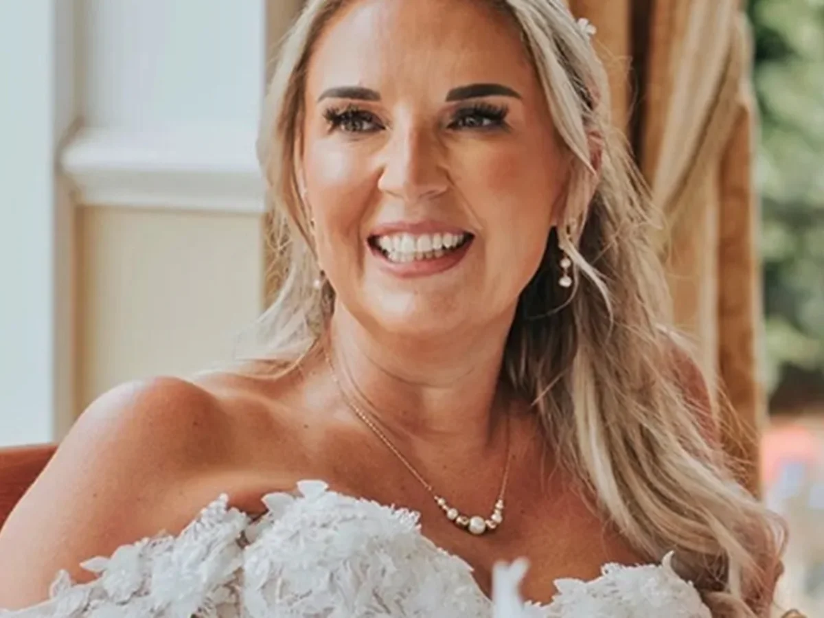 Mulher realiza "casamento" consigo mesma após descobrir câncer em estágio 4