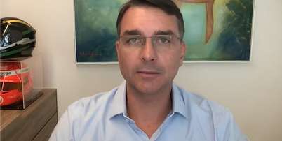 Flávio Bolsonaro Foto: (Reprodução: Youtube/Conversa Timeline) / Contigo