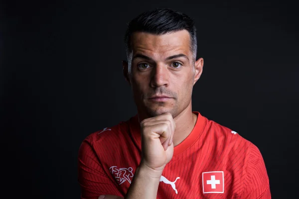Xhaka é multado na Suíça por usar certificado falso de vacinação - destaque galeria