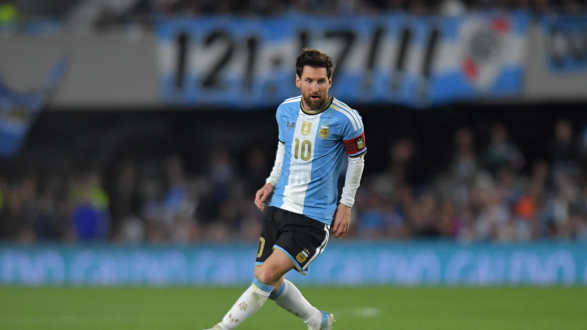Em jogo de despedida, Messi marca de pênalti contra o Benin. Confira